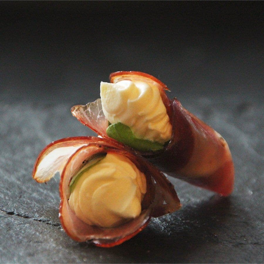 Cartucho de bondiola con queso blanco y rúcula