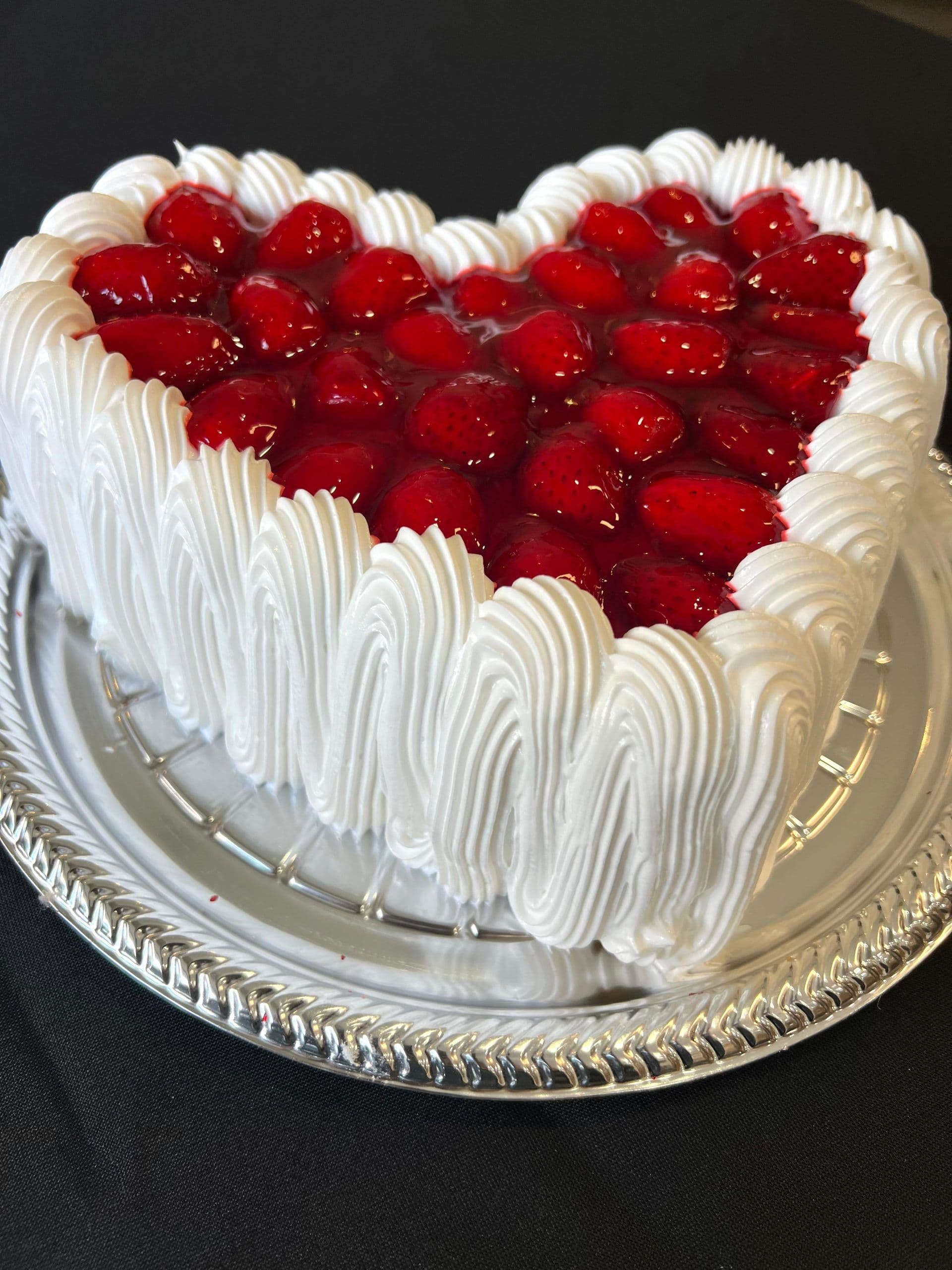 Torta corazón frutillas 1 kilo